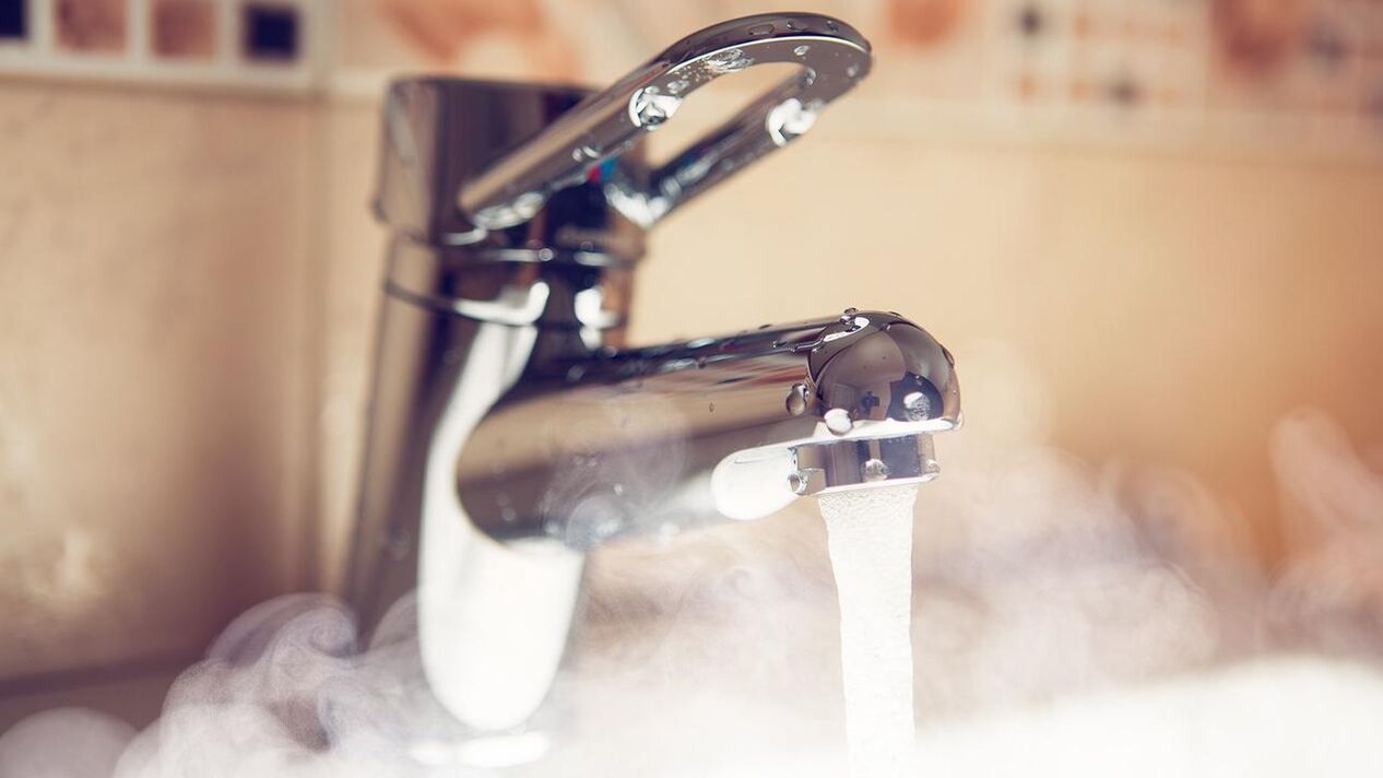 Vaporice su pene con un grifo de agua caliente antes de agrandarlo con refresco