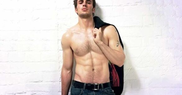 Hombre brutal con pene agrandado