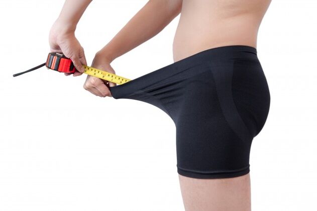 Hombre midiendo la longitud del pene