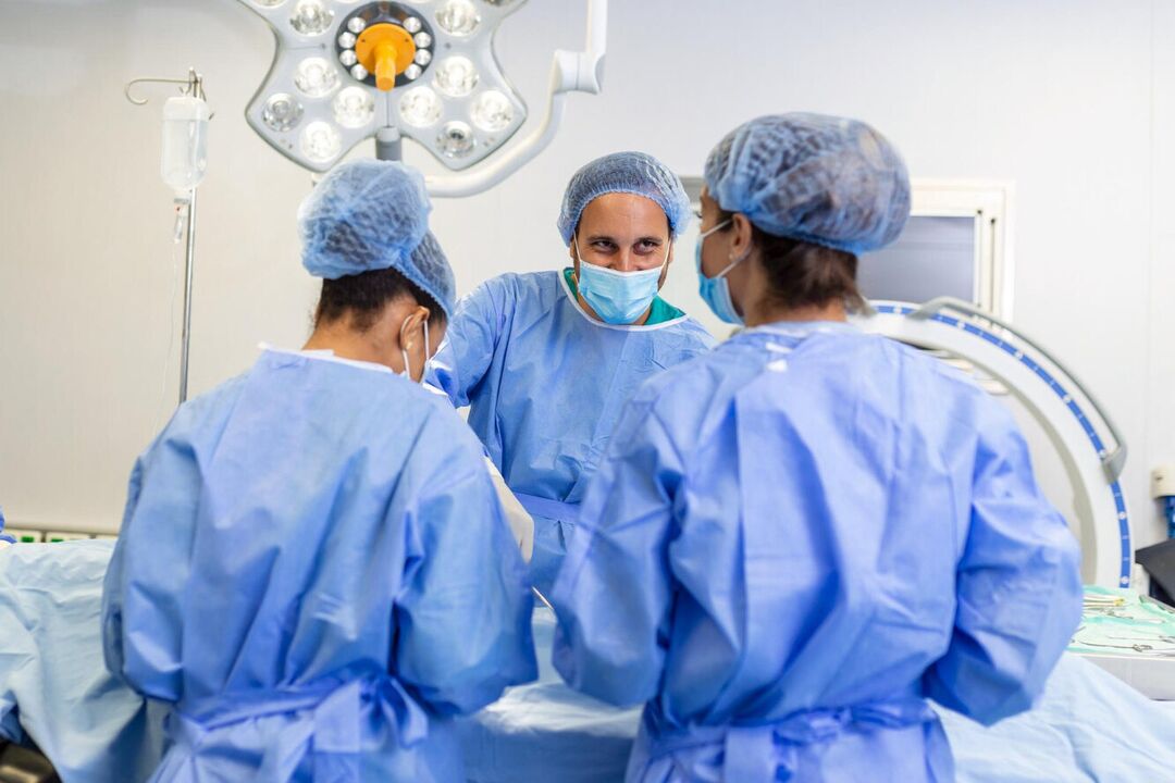 Cirujano plástico realiza cirugía de agrandamiento de pene en hombre
